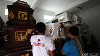 Sejumlah peti mati tampak telah diselesaikan pembuatannya oleh para perajin di Solo, Jawa Tengah.