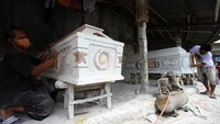 Dua orang perajin sedang menyelesaikan pembuatan peti mati di Kampung Gandekan, Solo, Jawa Tengah, Selasa (19/1/2021).