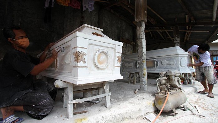Laris Manis Penjualan Peti Mati di Masa Pandemi COVID-19 Permintaan pembuatan peti mati meningkat di masa pandemi COVID-19. Dalam sebulan, industri pembuatan peti mati di Solo mampu membuat 20 hingga 25 peti mati.