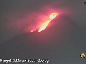 Penampakan Merapi Muntahkan Awan Panas Sejauh 1,8 Km Dini Hari Tadi