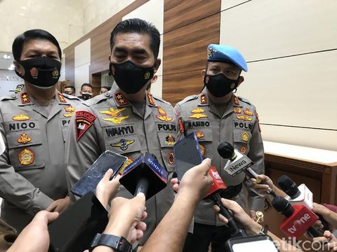 Makalah calon Kapolri Komjen Listyo Sigit diserahkan ke Komisi III DPR (Rolando Fransiskus Sihombing/detikcom).