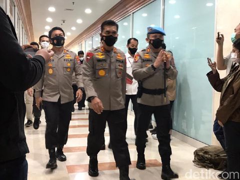 Makalah calon Kapolri Komjen Listyo Sigit diserahkan ke Komisi III DPR (Rolando Fransiskus Sihombing/detikcom).