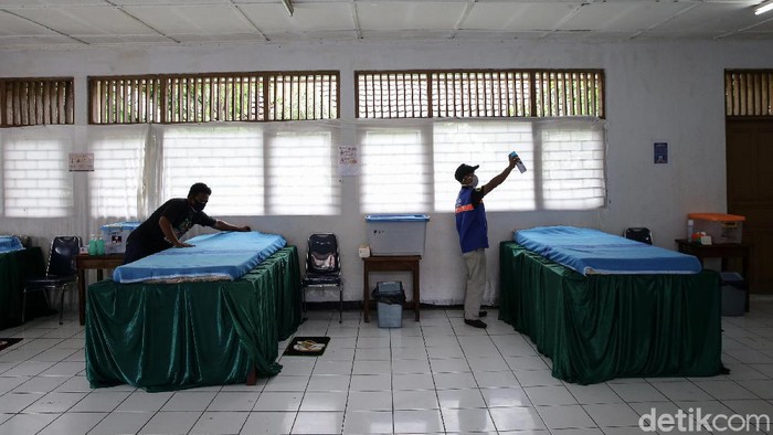 Melihat Ruang Isolasi Mandiri Swadaya Masyarakat Gugus COVID-19 RW 03, Kelurahan Pondok Labu, Cilandak, Jaksel, berinisiatif menyediakan ruangan untuk isolasi mandiri warga positif Corona. Begini ruangannya.