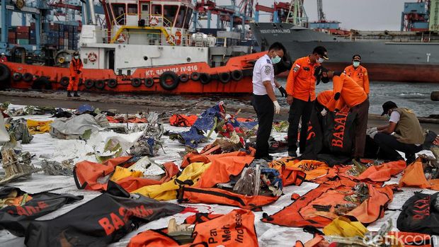 Menhub Budi Karya Sumadi mendatangi JICT, Jakarta. Kedatangannya untuk meninjau perkembangan pencarian-evakuasi korban dan material pesawat Sriwijaya Air SJ182.