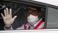 Menteri Perhubungan (Menhub) Budi Karya Sumadi tampak mengenakan masker dan sarung tangan saat meninjau proses pencarian dan evakuasi pesawat Sriwijaya Air SJ182 di JICT, Jakarta Utara.