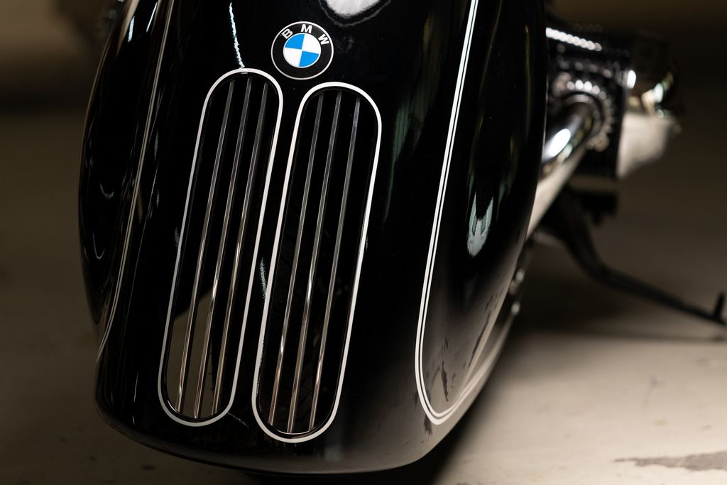 Modifikasi ini menggunakan fairing unik dengan sentuhan grill khas mobil BMW.