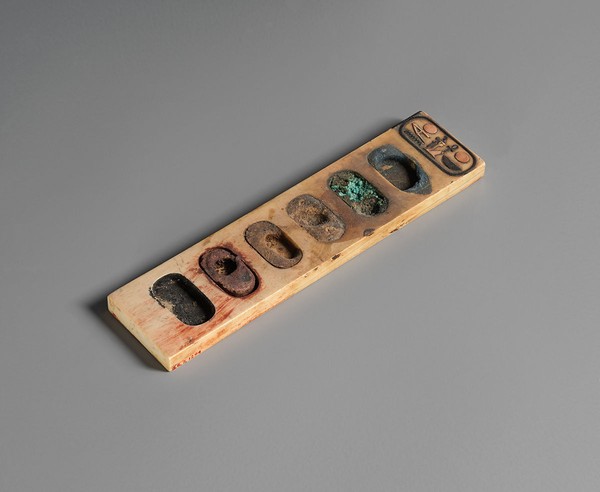 Palet ini bertuliskan nama Amenhotep III. Masih ada jejak warna di dalamnya, yaitu biru, hijau, kuning, merah, hitam, dan satunya mungkin berwarna coklat. Penemuan ini pertama kali diakuisisi oleh Lord Carnarvon pada tahun 1923, kemudian diakuisisi oleh museum pada tahun 1926. Palet ini bertuliskan nama Amenhotep III. Masih ada jejak warna di dalamnya, yaitu biru, hijau, kuning, merah, hitam, dan satunya mungkin berwarna coklat. Penemuan ini pertama kali diakuisisi oleh Lord Carnarvon pada tahun 1923, kemudian diakuisisi oleh museum pada tahun 1926.