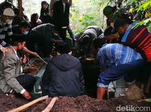Tangis Keluarga Iringi Pemakaman Pramugari SJ182 Oke Dhurrotul Jannah