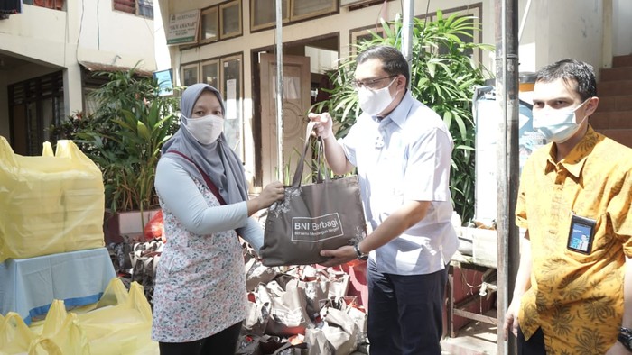 Pemimpin BNI Wilayah Manado Koko Prawira Butar-Butar menyerahkan secara simbolis bantuan kemanusiaan di Manado, Sulawesi Utara,