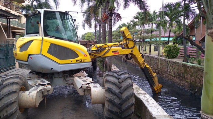 Pengerukan saluran air di Bekasi (dok istimewa)