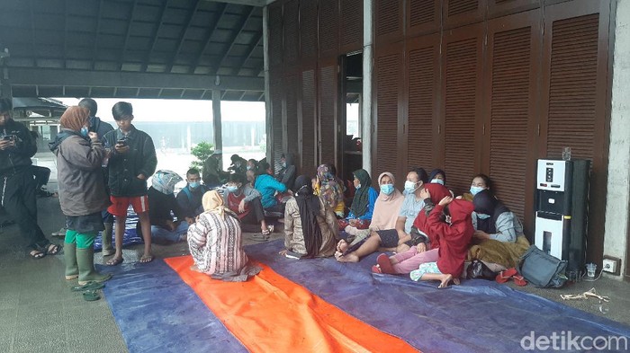 Pengungsi korban banjir bandang gunung mas Bogor