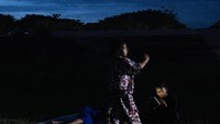 Para pengungsi beraktivitas disekitar kawasan tenda yang didirikan menjelang malam. Berdasarkan data Kemensos menyebutkan ada 254 pengungsi termasuk dalam kelompok rentan yang mengisi tenda COVID-19. ANTARA FOTO/Sigid Kurniawan
