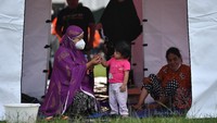 Seorang anak bermain di dalam tenda COVID-19 Kementerian Sosial di Stadion Manakarra, Mamuju, Sulawesi Barat, Senin (18/1/2021). Berdasarkan data BNPB per 18 Januari 2021 pukul 14.00 WIB jumlah korban meninggal dunia akibat gempa magnitudo 6,2 di Sulawesi Barat berjumlah 84 orang, dan pengungsi berjumlah 19.435 orang. ANTARA FOTO/Sigid Kurniawan