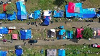 Beginilah penampakan tenda pengungsi yang berada diluar kawasan stadion. Sejak Senin (18/1) kemarin sore para pengungsi dipindahkan dan terpusat berada di komplek stadion Manakarra, Mamuju. ANTARA FOTO/Sigid Kurniawan