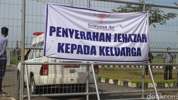 Penyerahan jenazah 2 penumpang Sriwijaya Air SJ182 asal Ketapang kepada pihak keluarga di Bandara Supadio Pontianak (Adi Saputro/detikcom)