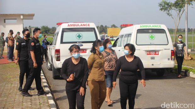 Penyerahan jenazah 2 penumpang Sriwijaya Air SJ182 asal Ketapang kepada pihak keluarga di Bandara Supadio Pontianak (Adi Saputro/detikcom)