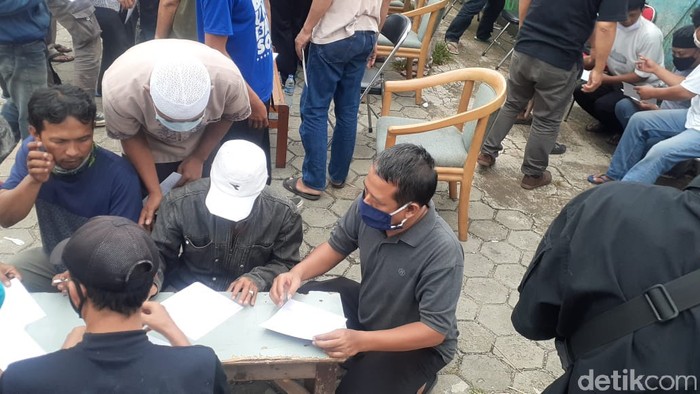 Perekaman sidik jari warga Manggarai yang terlibat tawuran. (Afzal Nur Iman/detikcom)