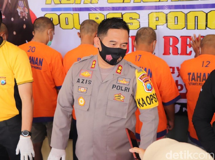 Seorang karyawan di Ponorogo nekat menyetubuhi putri bosnya yang masih di bawah umur. Persetubuhan ia lakukan dengan dalih bertekad menikahi korban.