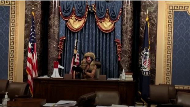 Sebuah video baru dirilis menunjukan perusuh di gedung Capitol AS masuk ke ruang senat, Kamis (7/1). Mereka mengacak-acak meja senator dan menduduki kursi Wakil Presiden AS, Mike Pence.