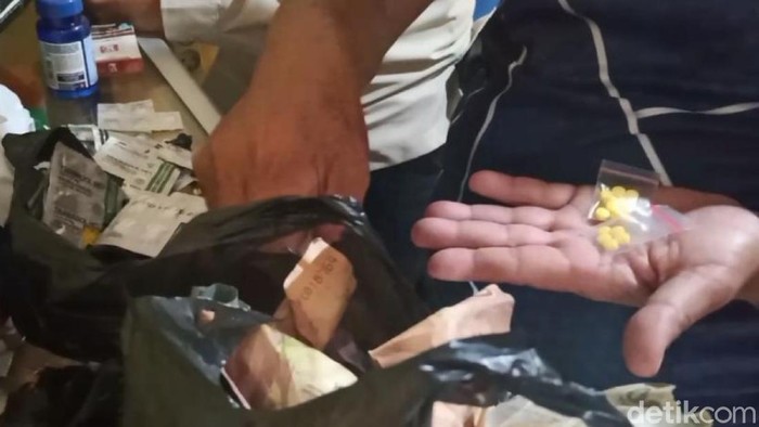 Polisi membongkar penjualan obat terlarang berkedok kios mainan