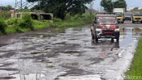 Kerusakan jalan ini membuat para pengendara memperlambat jalan.