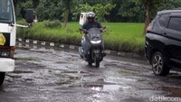 Kondisi ini juga membahayakan keselamatan pengendara terutama roda dua.