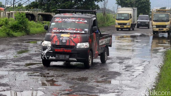 Potret Jalan Arteri Porong yang Penuh Lubang Jalan Arteri Porong Sidoarjo arah Malang ke Surabaya rusak parah. Jalan tampak berlubang di mana-mana.