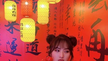 Saat Yao mengumumkan debutnya, kakak tirinya Meng Wanzhou yang juga CFO Huawei menghadapi pengadilan di Kanada, di mana ia mengaku telah menerima lima atau enam ancaman pembunuhan yang dikirim ke kediamannya.  Foto: Instagram/annabelballerina