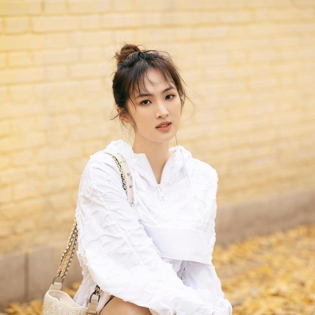 Video klip dan lagu Backfire menjadi topik hangat di kalangan netizen. Ada yang bercanda bahwa lagu itu akan menjadi ringtone  handphone Huawei hingga menilai gaya menarinya mirip Lisa Blackpink dan Rihanna. Foto: Instagram/annabelballerina