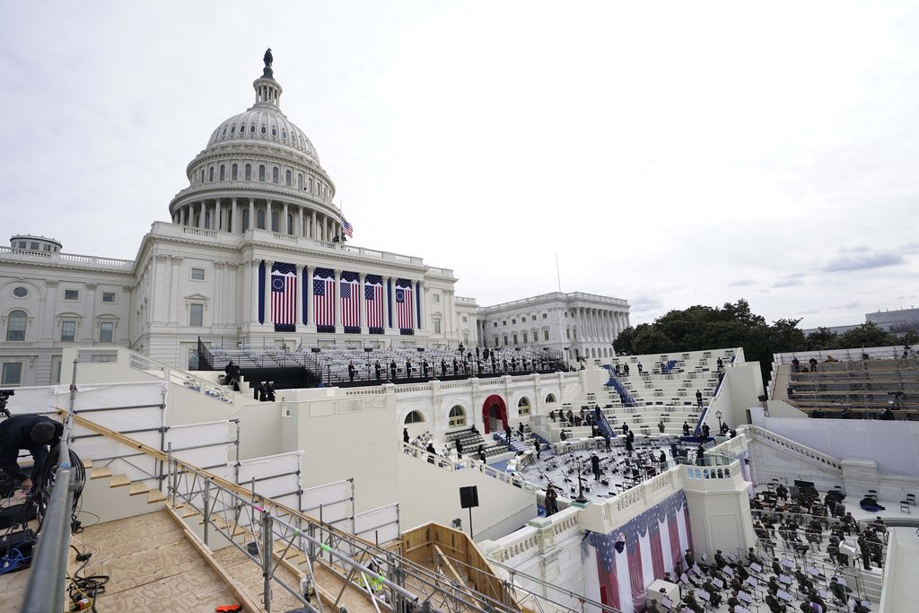 Rangkaian bendera Amerika Serikat dipasang di Washington D.C., menjelang pelantikan Presiden dan Wakil Presiden terpilih, Joe Biden dan Kamala Harris. (AP/Carolyn Kaster)