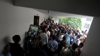 Karena jumlahnya yang sangat banyak, sebelum sidang Debitur dimulai punu ratusan buruh sempat ricuh dan akhirnya dengan sangat terpaksa dibubarkan oleh satgas COVID-19 karena menimbulkan keremunan. Foto: dok. PN Pusat