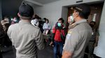 Satgas COVID-19 Bubarkan Ratusan Buruh di PN Pusat