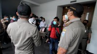 Kehadiran para buruh yang terpaksa menduduki Pengadilan Negeri Jakarta Pusat itu yakni menuntut hak pembukaan rekening yang telah dibekukan oleh kurator atas perkara pailit Penundaan Kewajiban Pembayaran Utang (PKPU) CNQC-MITRA JO. Foto: dok. PN Pusat