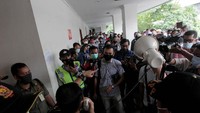 Ratusan buruh yang hadir di PN Jakpus itu sempat ricuh yang akhirnya dibubarkan oleh satgas COVID-19 karena menimbulkan keremunan. Foto: dok. PN Pusat