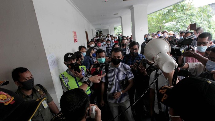 Ratusan Buruh yang Geruduk PN Pusat DIbubarkan Ratusan Buruh menduduki Pengadilan Negeri Jakarta Pusat untuk menuntut hak pembukaan rekening yang dibekukan oleh kurator atas perkara pailit Penundaan Kewajiban Pembayaran Utang (PKPU) CNQC-MITRA JO. di Pengadilan Negeri (PN) Niaga Jakarta Pusat, Selasa, (19/1/2021). Sebelum Sidang Debitur dimulai ratusan buruh sempat ricuh dan di bubarkan oleh satgas COVID-19 karena menimbulkan keremunan. Mereka hadir untuk menyuarakan hak mereka atas pembekuan rekening yang dilakukan kurator pengadilan dalam perkara kasus pailit perusahaan CNQC-MITRA JO.