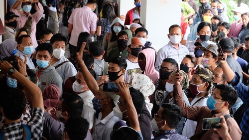 Ratusan Buruh menduduki Pengadilan Negeri Jakarta Pusat untuk menuntut hak pembukaan rekening yang dibekukan oleh kurator atas perkara pailit Penundaan Kewajiban Pembayaran Utang (PKPU) CNQC-MITRA JO. di Pengadilan Negeri (PN) Niaga Jakarta Pusat, Selasa, (19/1/2021). Sebelum Sidang Debitur dimulai ratusan buruh sempat ricuh dan di bubarkan oleh satgas COVID-19 karena menimbulkan keremunan. Mereka hadir untuk menyuarakan hak mereka atas pembekuan rekening yang dilakukan kurator pengadilan dalam perkara kasus pailit perusahaan CNQC-MITRA JO.