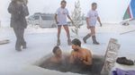 Rayakan Hari Epiphany, Warga Rusia Berendam Air Es