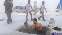 Ritual ini dianggap sebagai salah satu cara untuk para umat Kristen Ortodoks, membersihkan diri dari segala dosa yang dilakukan selama setahun terakhir. AP Photo/Tatiana Gasich  