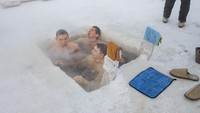 Di Ibu Kota Rusia, Moskva, otoritas setempat menyediakan 60 situs kolam es yang punya suhu rata-rata minus 10 derajat celcius untuk para warganya. AP Photo/Tatiana Gasich  