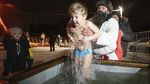 Rayakan Hari Epiphany, Warga Rusia Berendam Air Es