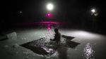 Rayakan Hari Epiphany, Warga Rusia Berendam Air Es