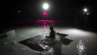 Hari Epiphany menandai pembaptisan Yesus di sungai Yordan oleh Santo Yohanes dan secara tradisional diadakan di Rusia dengan menggunakan kalender Julian dan dirayakan setiap tahunnya pada tanggal 19 Januari. AP Photo/Mindaugas Kulbis  