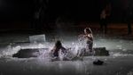 Rayakan Hari Epiphany, Warga Rusia Berendam Air Es