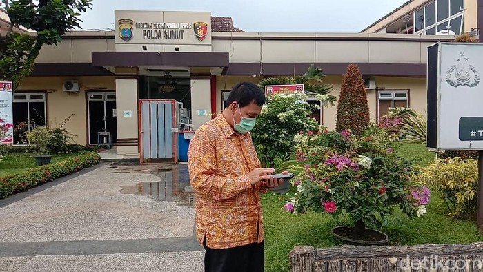 Rektor USU, Prof Runtung Sitepu, meninggalkan Polda Sumut usai dimintai klarifikasi soal dugaan korupsi proyek embung (Ahmad Arfah/detikcom)