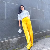 Wanita 27 tahun ini juga kerap tampil ala Korean looks. Dalam foto ini, Ayya Renita mengenakan celana kulot kuning rancangan desainer Revigo Guntara dan atasan putih yang tangannya ia serut hingga ke siku. Kece ya! Foto: Instagram @ayyrenita93.