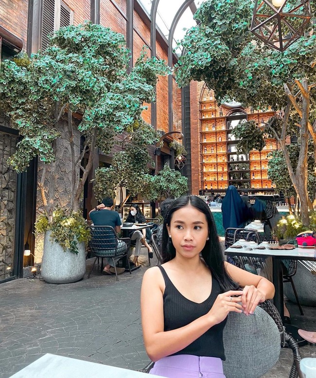 Kini Ayya Renita sudah mempunyai pengikut lebih dari 681 ribu di Instagram. Dan juga mengunggah OOTD dengan gaya yang berbeda dari sinetron yang ia bintangi. Foto: Instagram @ayyrenita93.