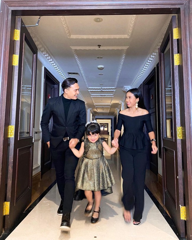 Kiki juga mendambakan Rendy yang diperankan oleh Ikbal Fauzi, yaitu supir sekaligus asisten pribadi Aldebaran. Akan tetapi Rendy tidak menganggpi serius candaan Kiki yang ingin menjadi pacarnya. Ayya dan Ikbal tampak menggandeng Reyna (Fara Simatupang). Foto: Instagram @ayyrenita93.