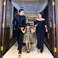 Kiki juga mendambakan Rendy yang diperankan oleh Ikbal Fauzi, yaitu supir sekaligus asisten pribadi Aldebaran. Akan tetapi Rendy tidak menganggpi serius candaan Kiki yang ingin menjadi pacarnya. Ayya dan Ikbal tampak menggandeng Reyna (Fara Simatupang). Foto: Instagram @ayyrenita93.