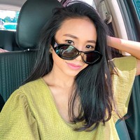 Ayya Renita juga kerap mengenakan barang-barang branded dan tampil stylish. Seperti saat selfie di mobil, Ayya Renita mengenakan sunglasses Versace yang harganya Rp 4,1 juta.  Foto: Instagram @ayyrenita93.