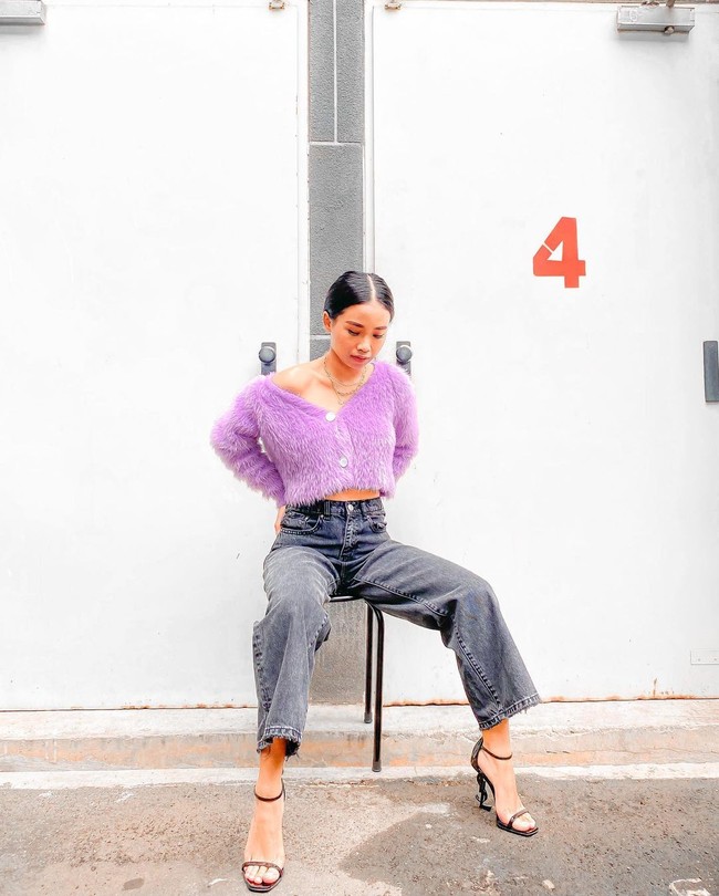 Gaya sehari-hari Ayya Renita bikin kamu pangling. Ia kerap mengunggah OOTD dengan busana casual feminin. Ayya memakai atasan furry crop tee lilac dipadukan dengan jeans. Dengan rambut yang sleek dan diikat kebelakang. Foto: Instagram @ayyrenita93.